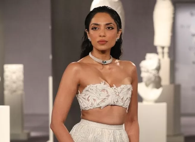 Sobhita Dhulipala Shines Bright as Showstopper for Designer Rimzim Dadu at the India Couture Week 2024!!