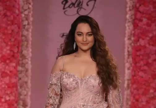 Sonakshi Sinha’s First Public Appearance After Marriage as She Turns Showstopper for Designer Dolly J at India Couture Week 2024! Pictures inside!